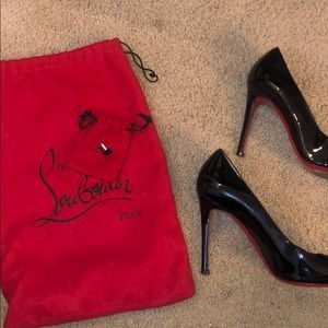 Simple pump black louboutins